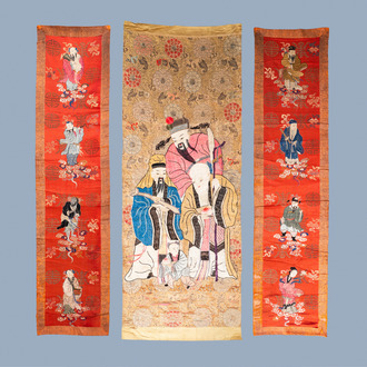 Trois panneaux en broderie de soie chinoise à décor d'immortels et de dieux, 19ème